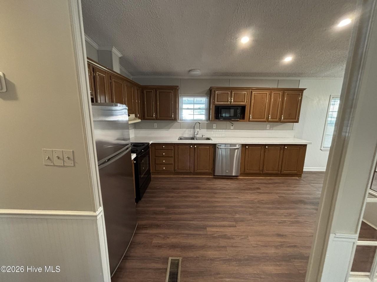 1640 Oakwood Rd #B - Photo 3 of 18