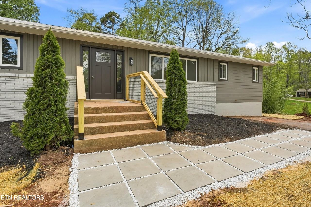1717 Polkwright Ln - Photo 4 of 33