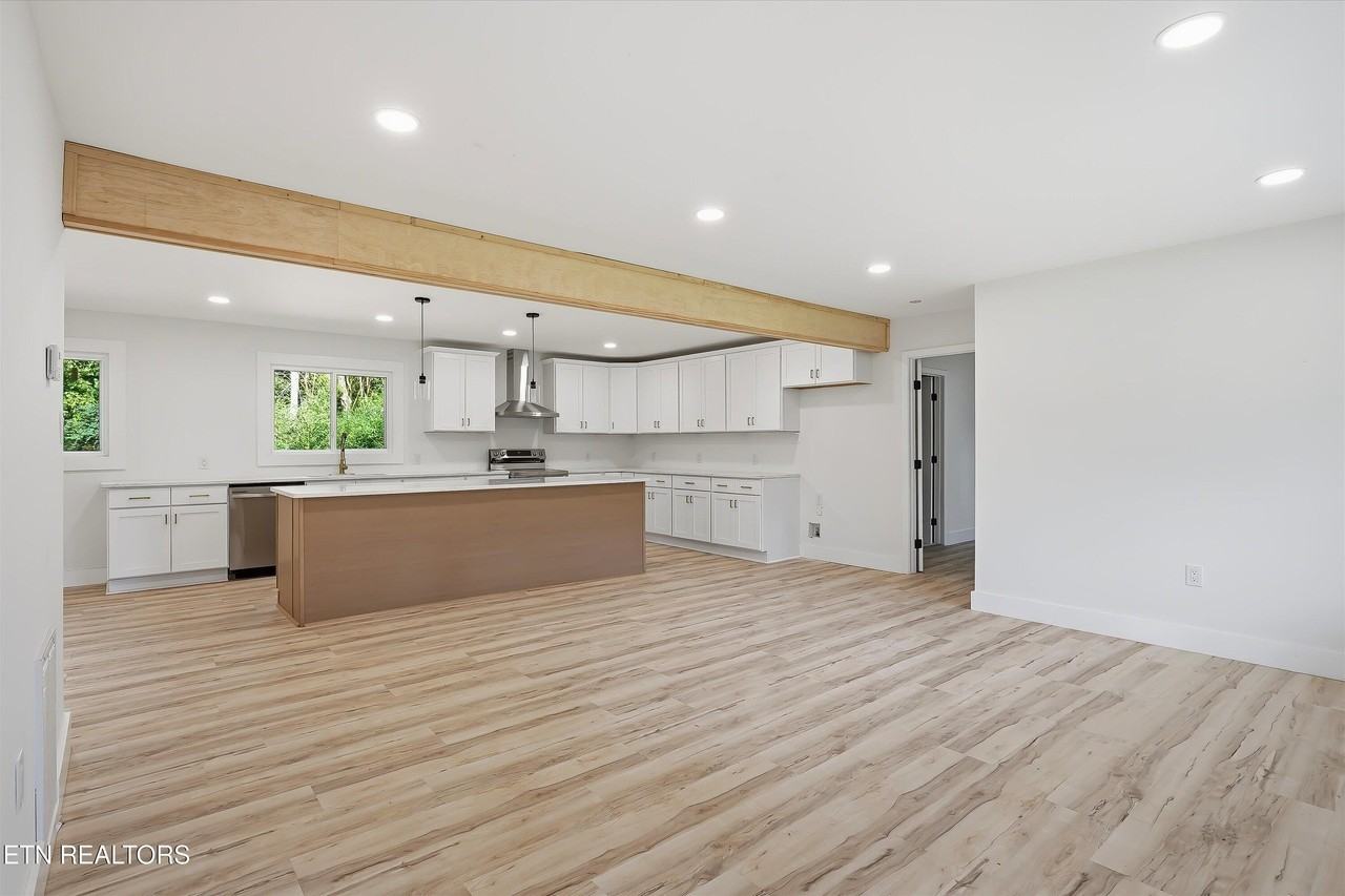 1717 Polkwright Ln - Photo 5 of 33