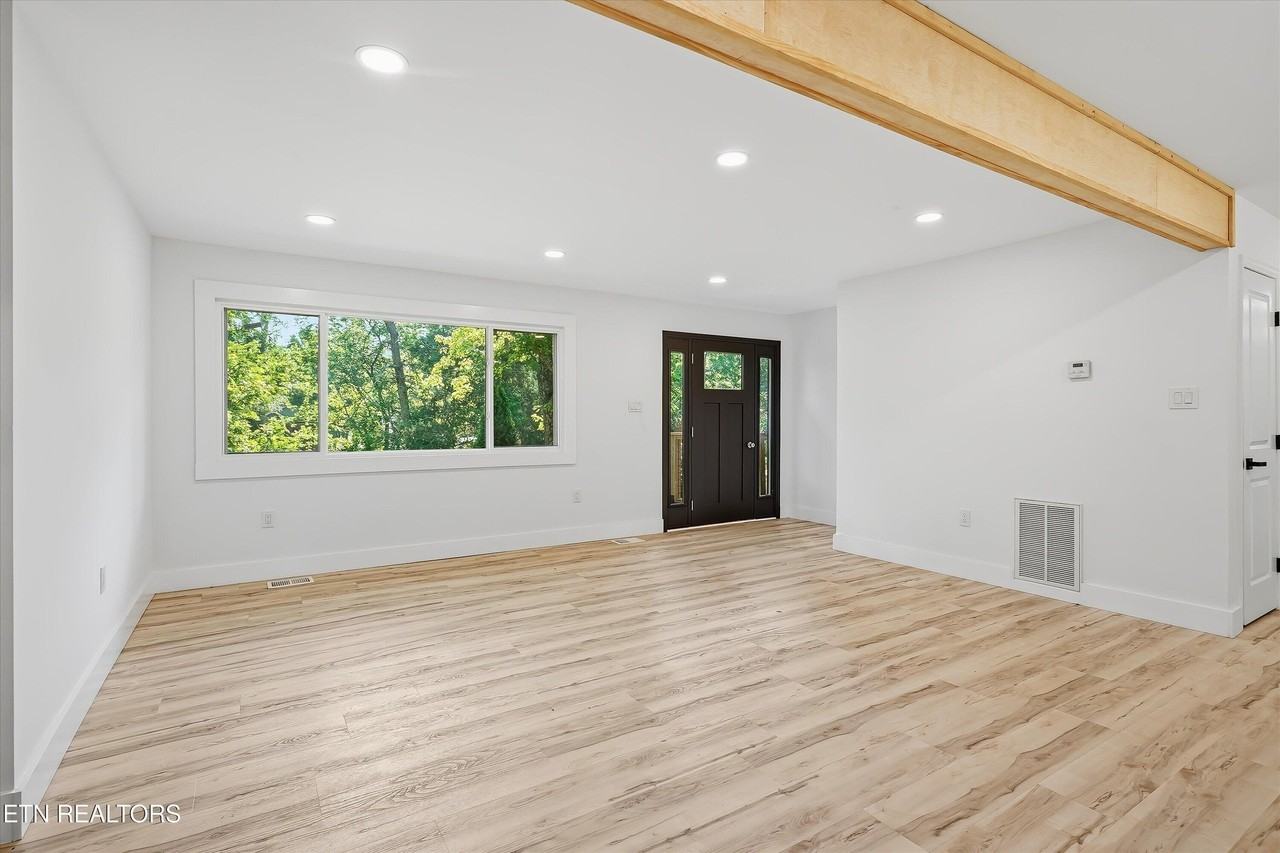 1717 Polkwright Ln - Photo 6 of 33