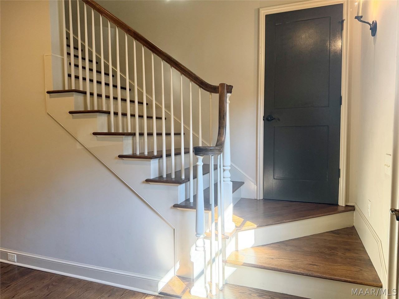 537 Cloverdale Rd - Photo 4 of 46