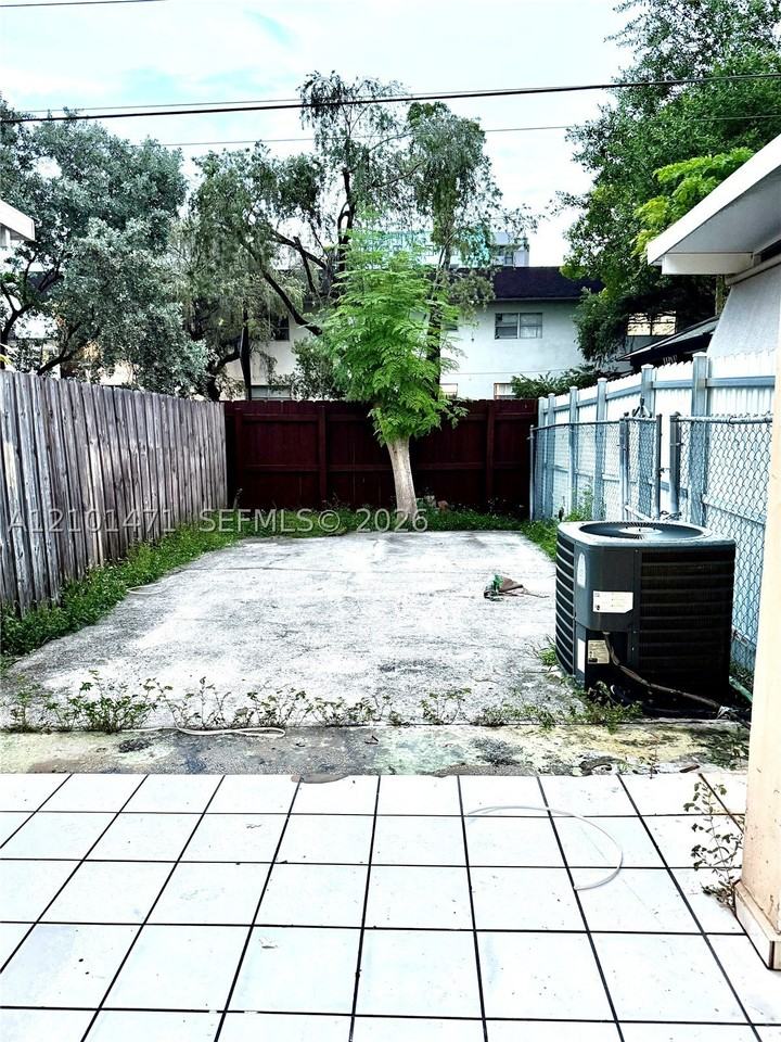 131 Sw 109th Ave #L5 - Photo 3 of 3