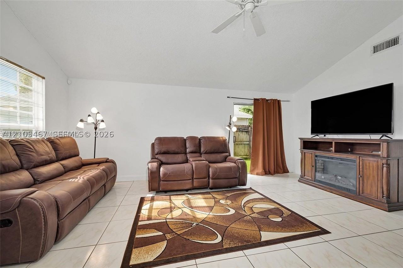 1720 Sw 84th Ave - Photo 2 of 11