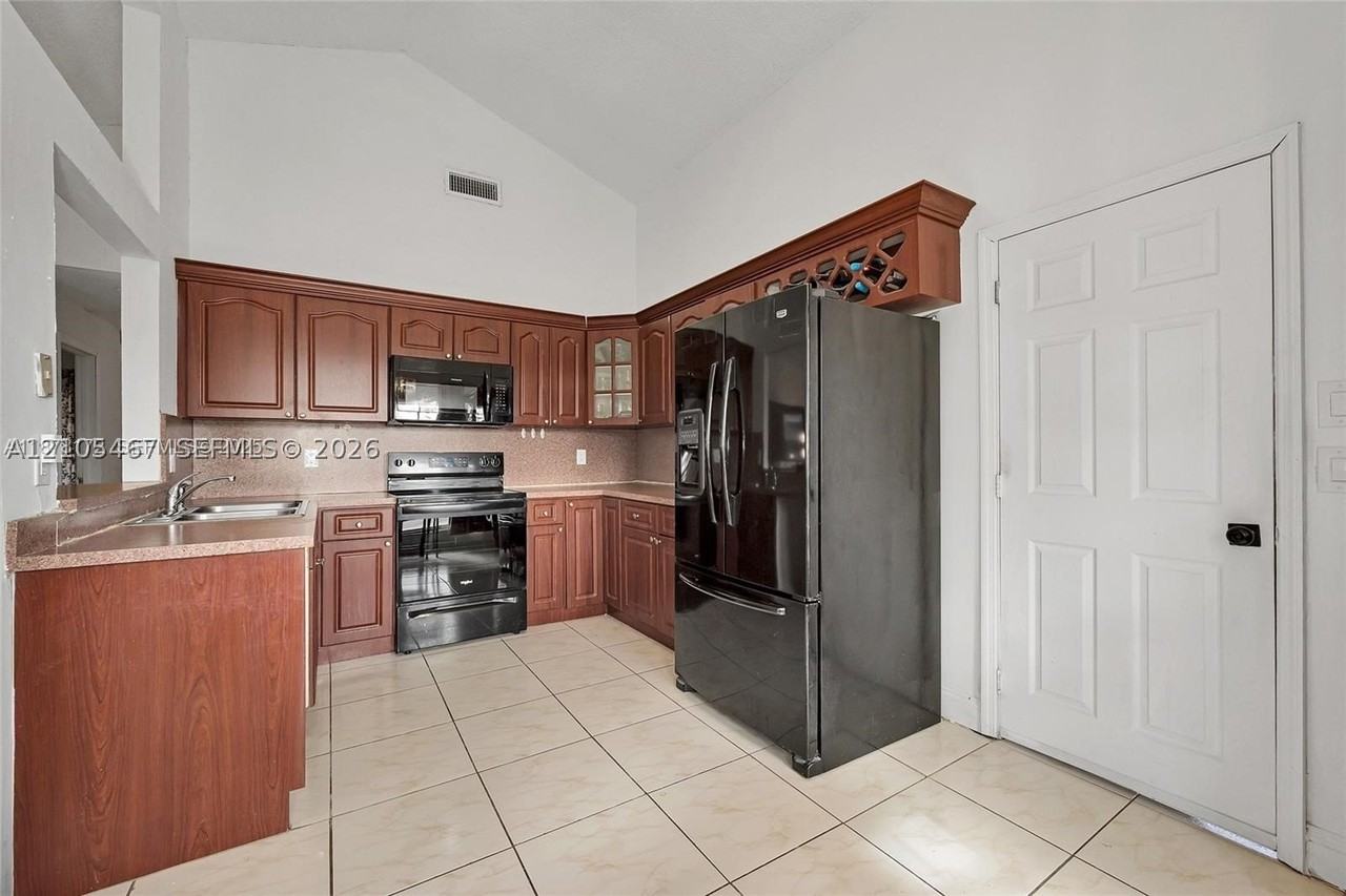 1720 Sw 84th Ave - Photo 3 of 11