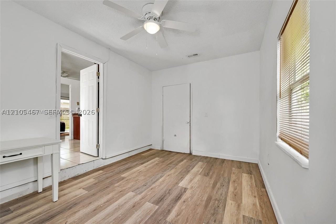 1720 Sw 84th Ave - Photo 4 of 11