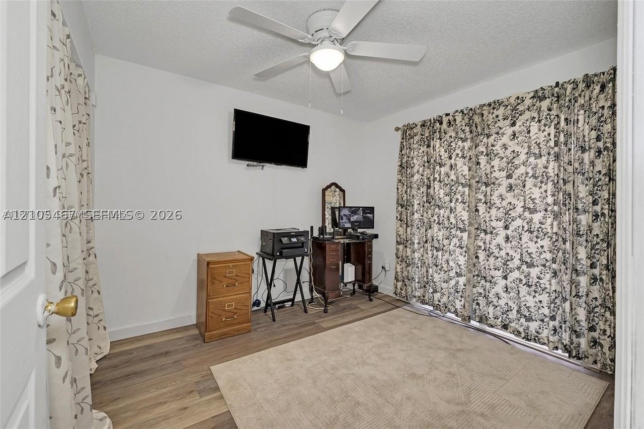 1720 Sw 84th Ave - Photo 5 of 11