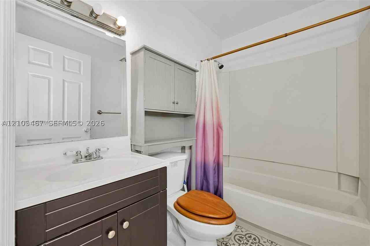 1720 Sw 84th Ave - Photo 6 of 11