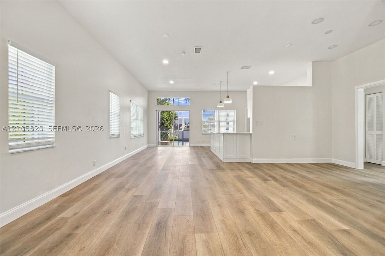 649 Willow Bend Rd - Photo 5 of 39