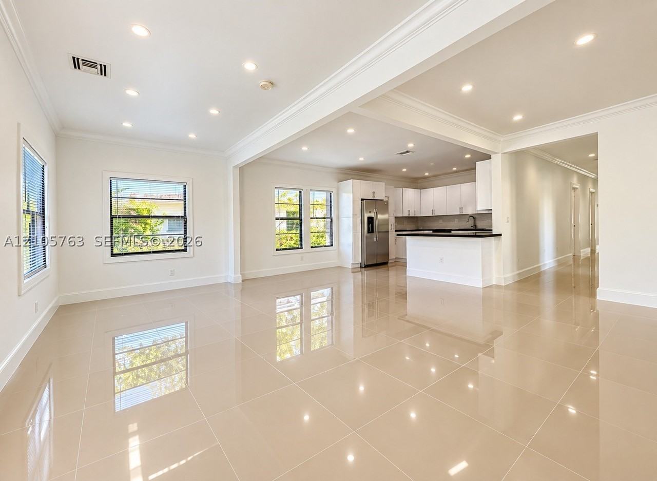 625 Ne 67th St - Photo 4 of 15
