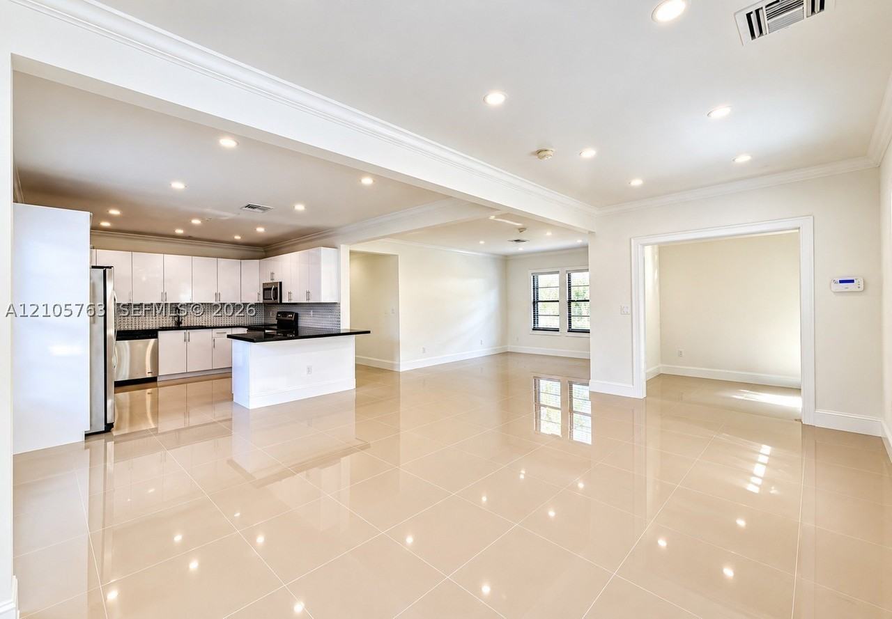625 Ne 67th St - Photo 6 of 15