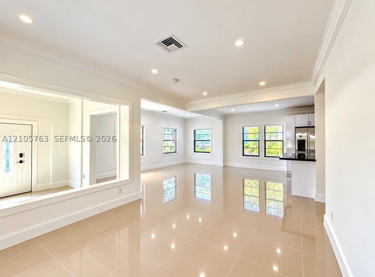 625 Ne 67th St - Photo 7 of 15
