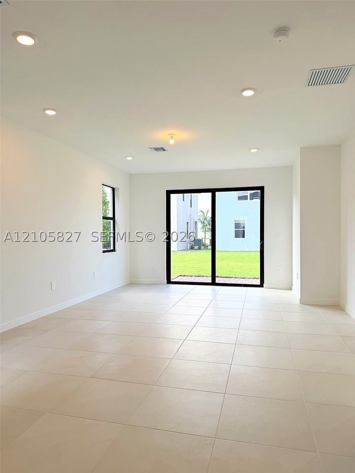 642 Ne 1st Ter - Photo 3 of 20