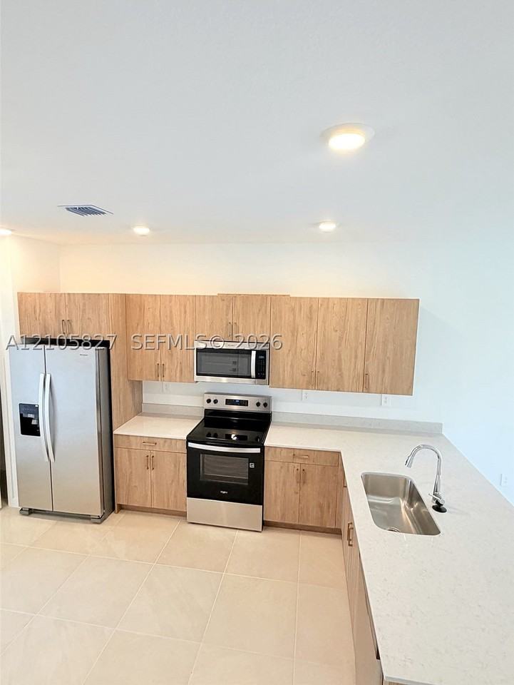 642 Ne 1st Ter - Photo 4 of 20