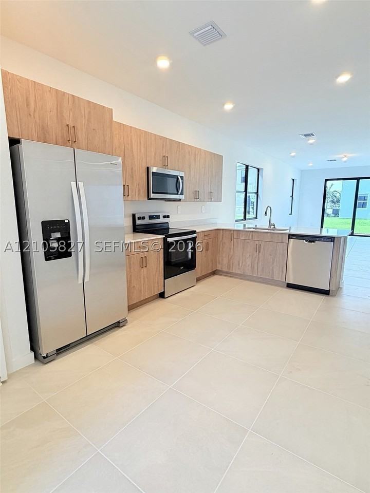 642 Ne 1st Ter - Photo 5 of 20
