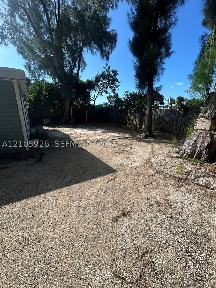 1601 Avenue H W - Photo 3 of 13