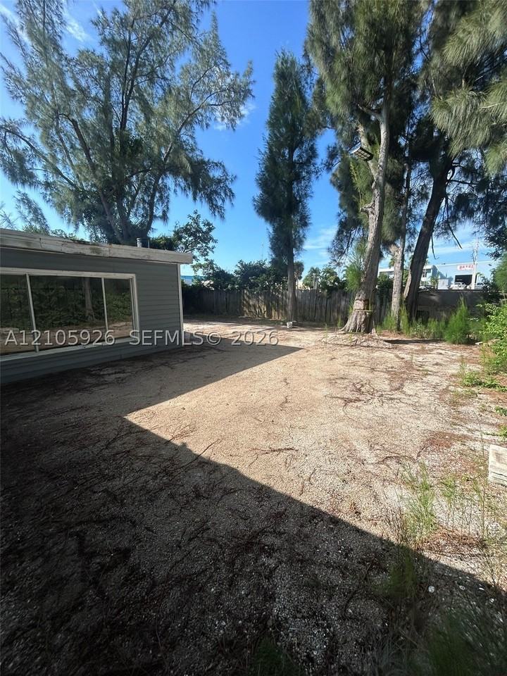 1601 Avenue H W - Photo 4 of 13