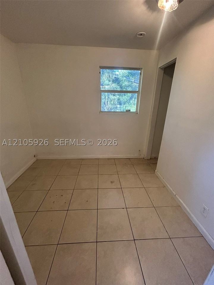 1601 Avenue H W - Photo 5 of 13