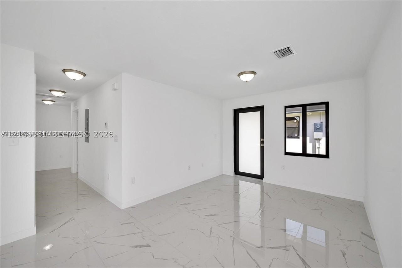 673 Nw 14th St #2 - Photo 3 of 17