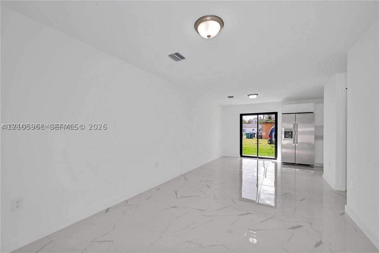673 Nw 14th St #2 - Photo 4 of 17