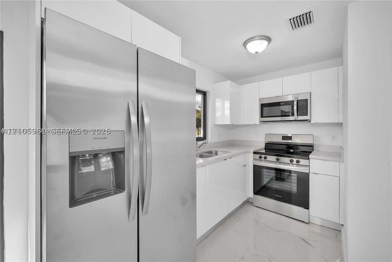 673 Nw 14th St #2 - Photo 5 of 17