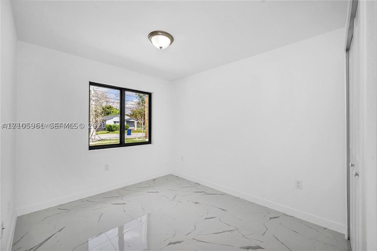 673 Nw 14th St #2 - Photo 7 of 17