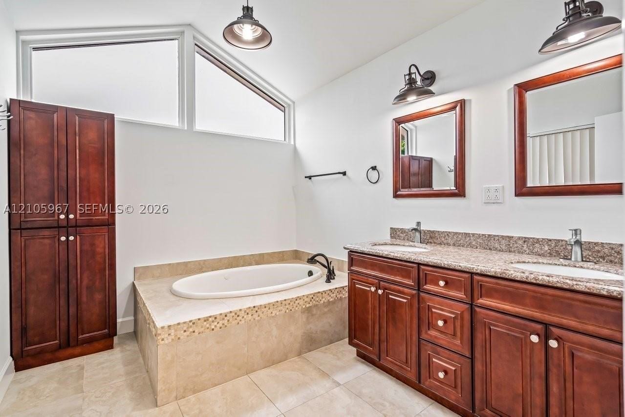 5966 Nw 77th Ter - Photo 4 of 34