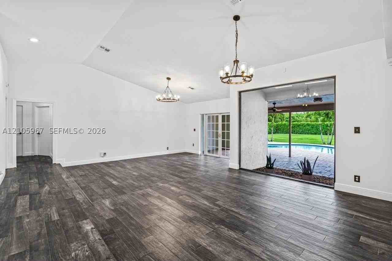 5966 Nw 77th Ter - Photo 5 of 34