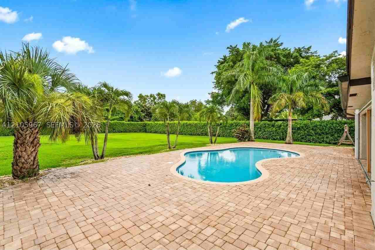 5966 Nw 77th Ter - Photo 7 of 34