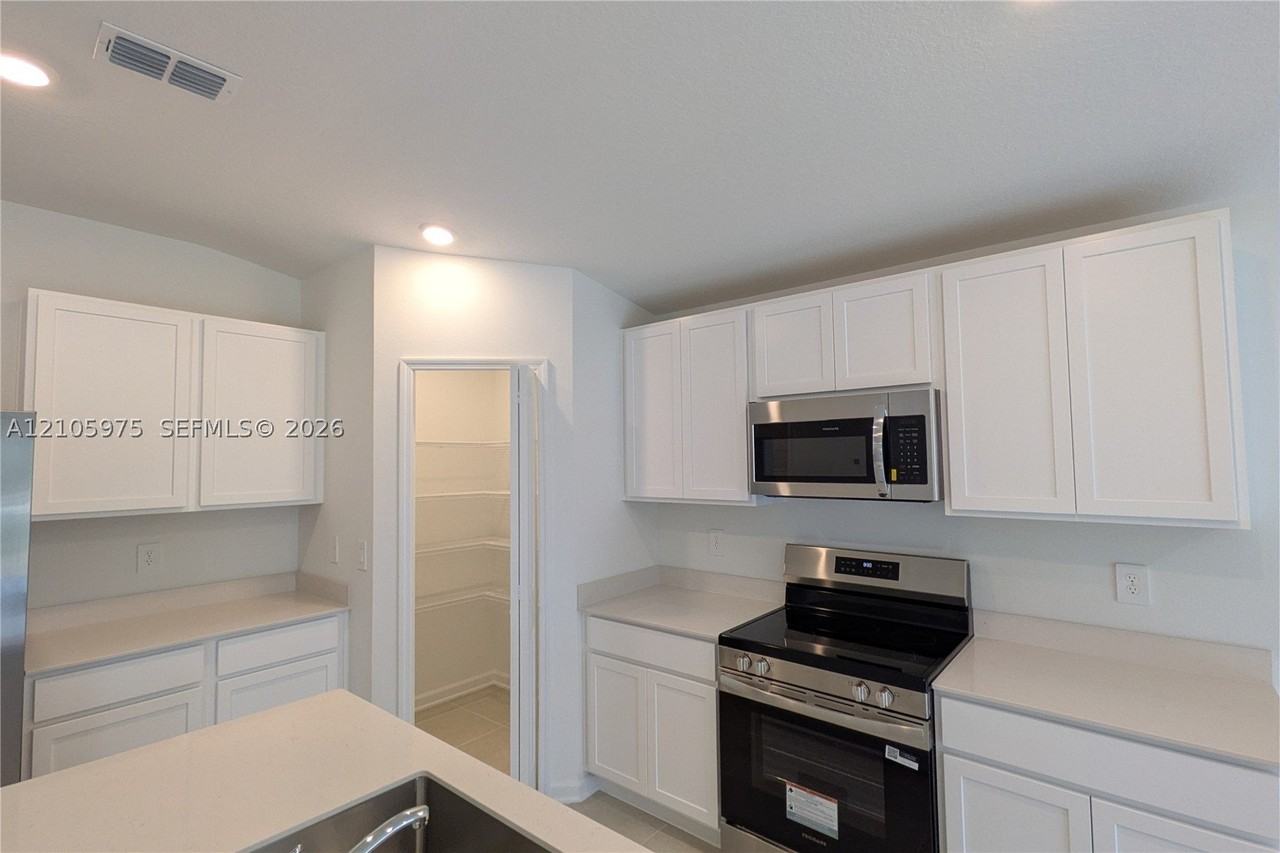 2406 Mckinley Dr - Photo 6 of 23