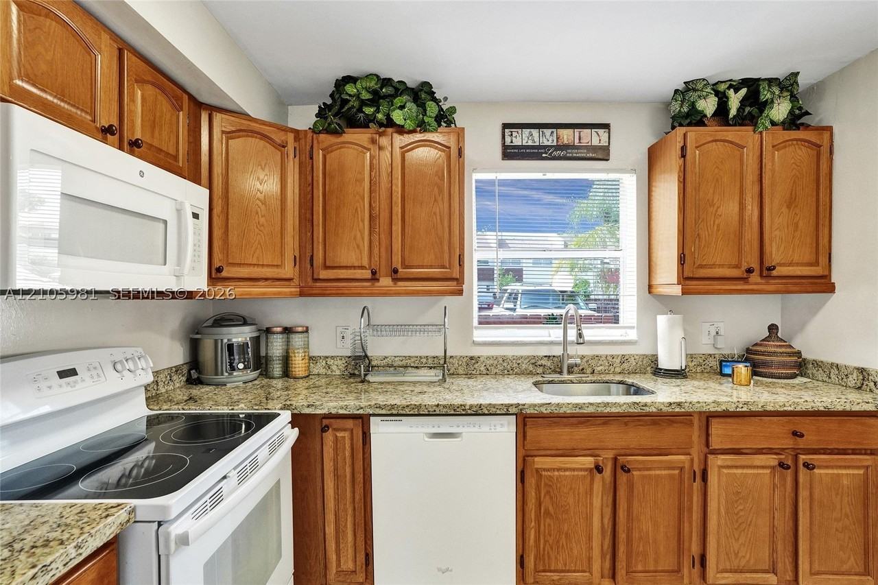 6813 Nw 29th Ave - Photo 5 of 25