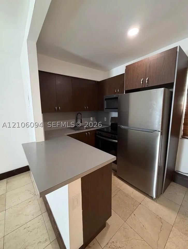 551 Ne 62nd St #6 - Photo 5 of 12