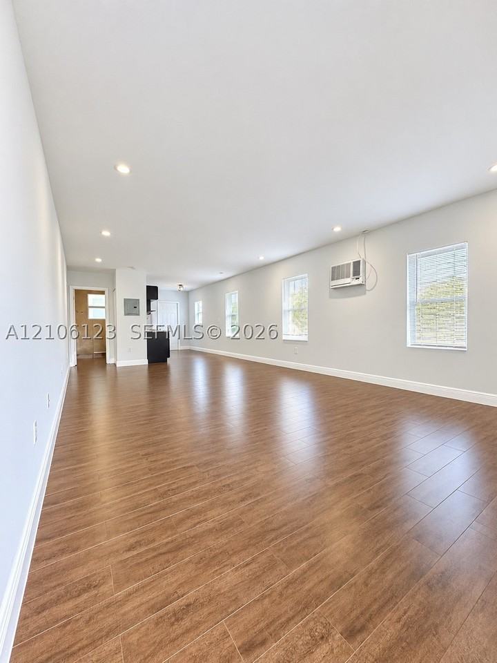 123 Nw 15th St #U - Photo 2 of 5