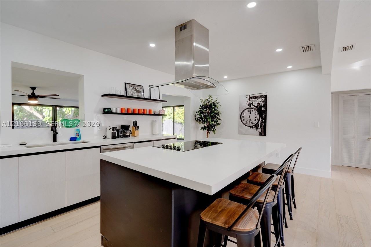 347 Ne 110th St - Photo 3 of 34