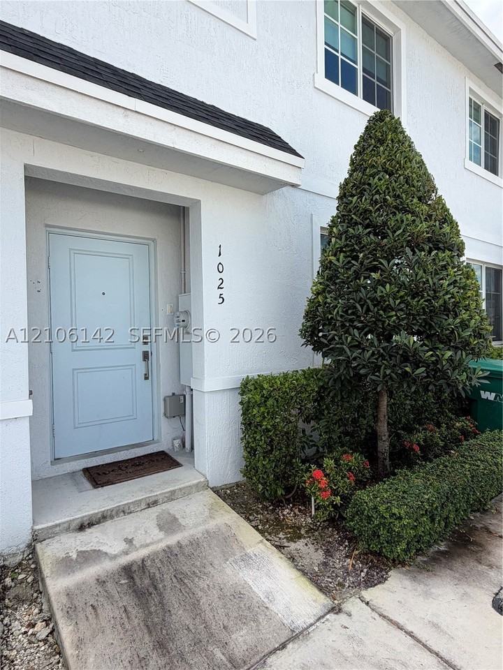 1025 Nw 5th St #1025 - Photo 2 of 30