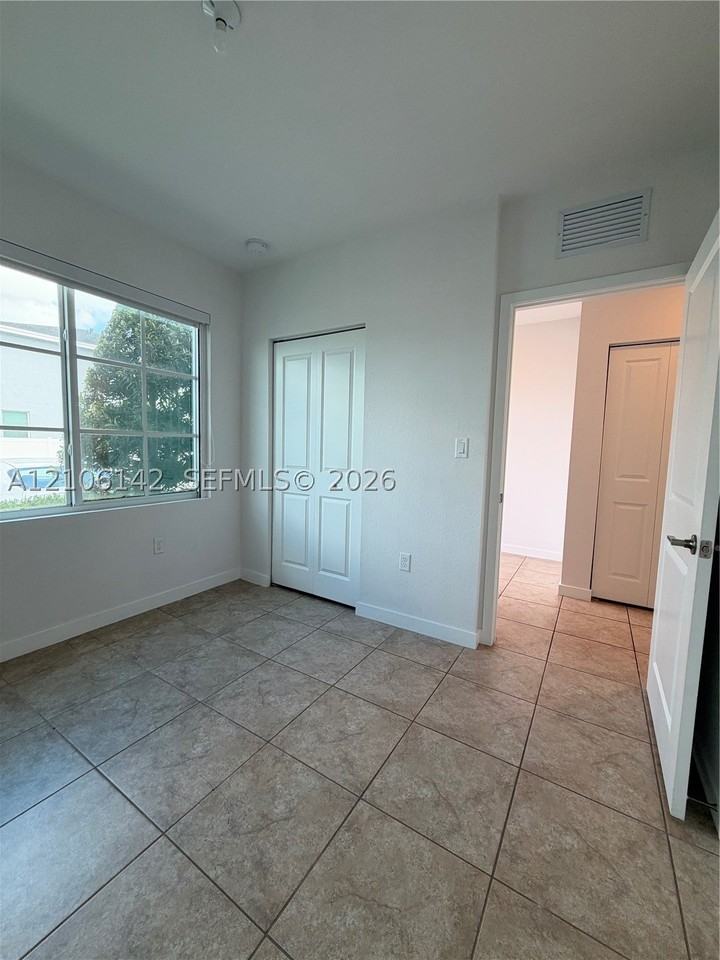 1025 Nw 5th St #1025 - Photo 4 of 30