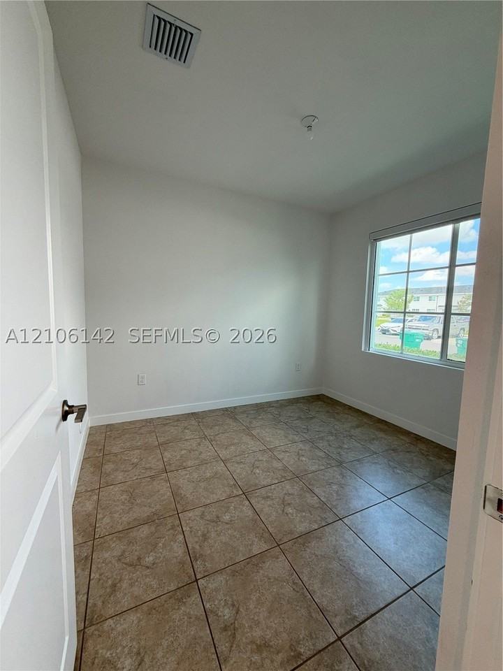 1025 Nw 5th St #1025 - Photo 5 of 30