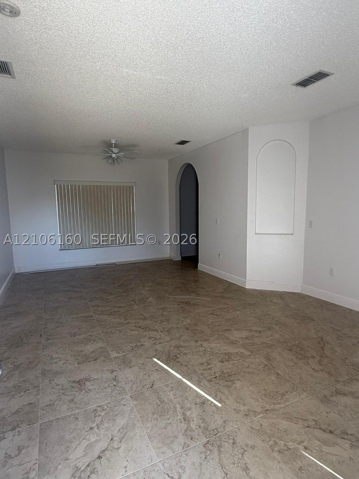 315 Edgewood Ct - Photo 4 of 12