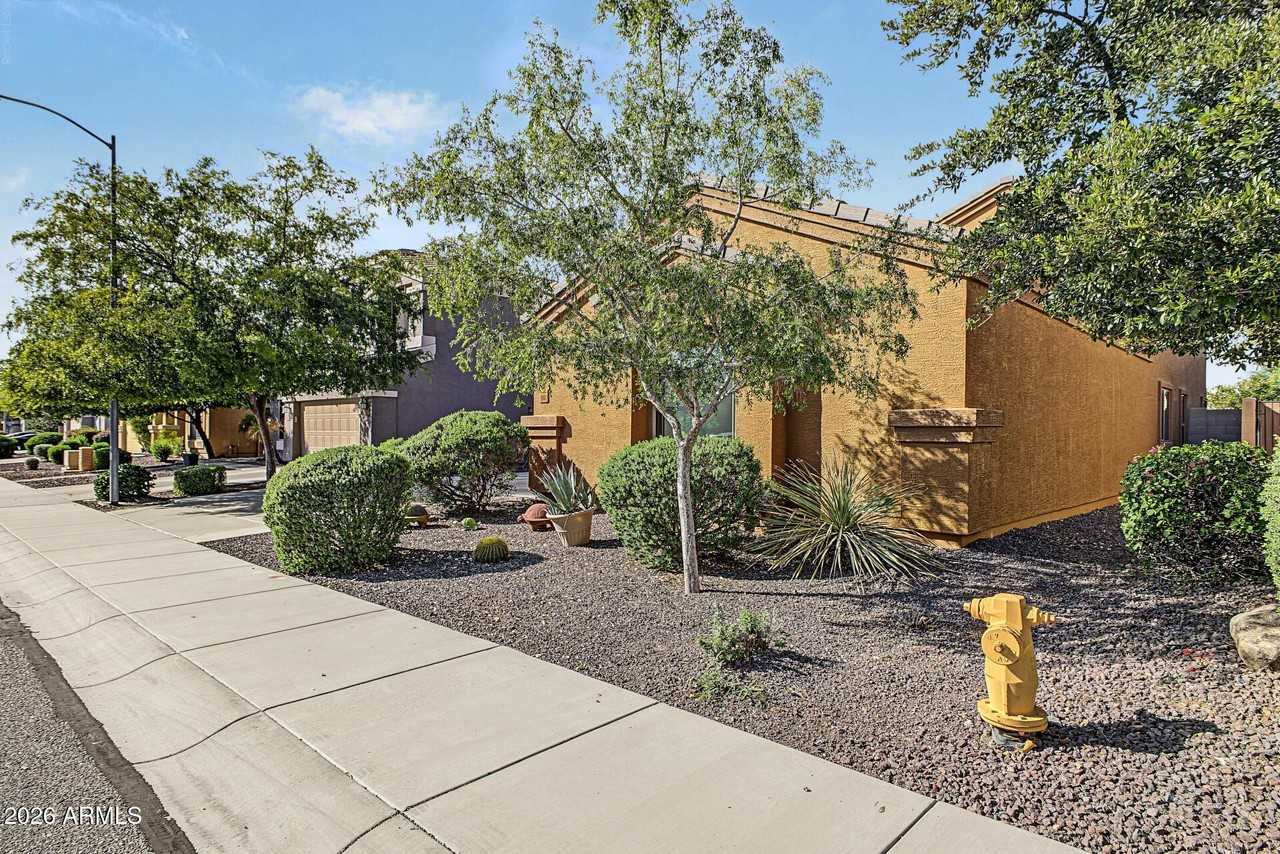 9568 W Frank Ave - Photo 5 of 42