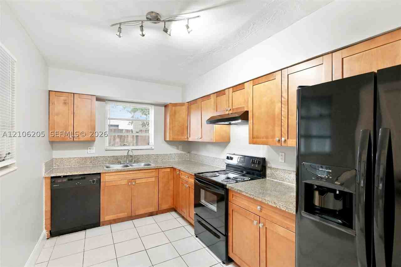 6941 Sw 5th St - Photo 4 of 18