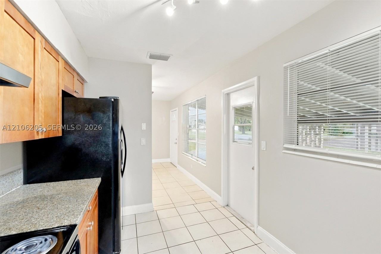 6941 Sw 5th St - Photo 5 of 18