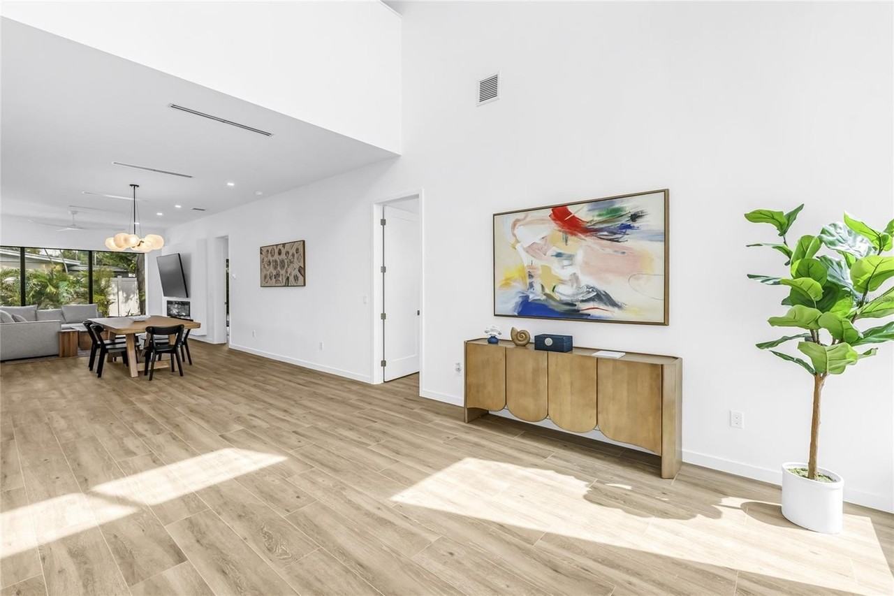 2345 Temple St - Photo 4 of 50