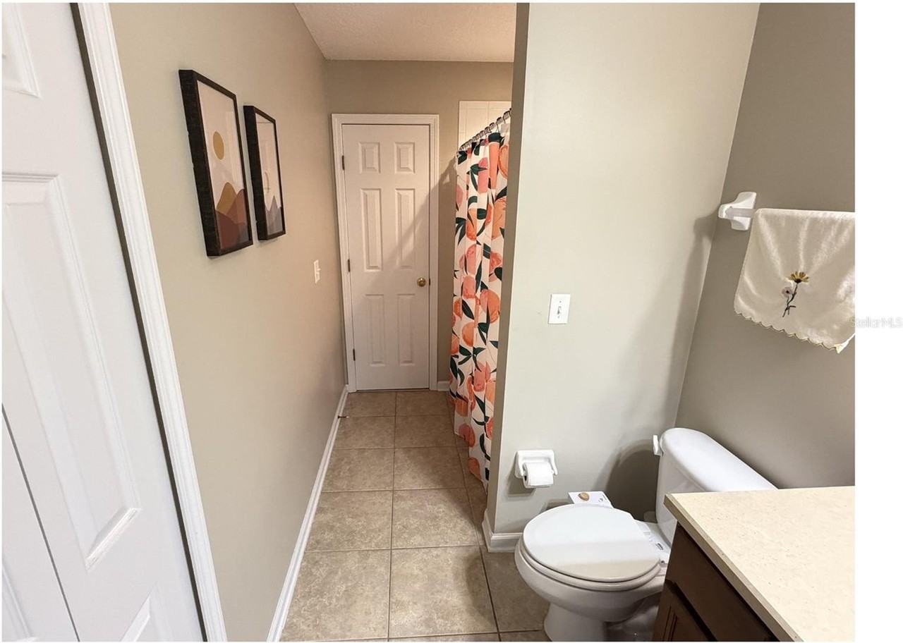 4922 Nw 81st Ave - Photo 5 of 18