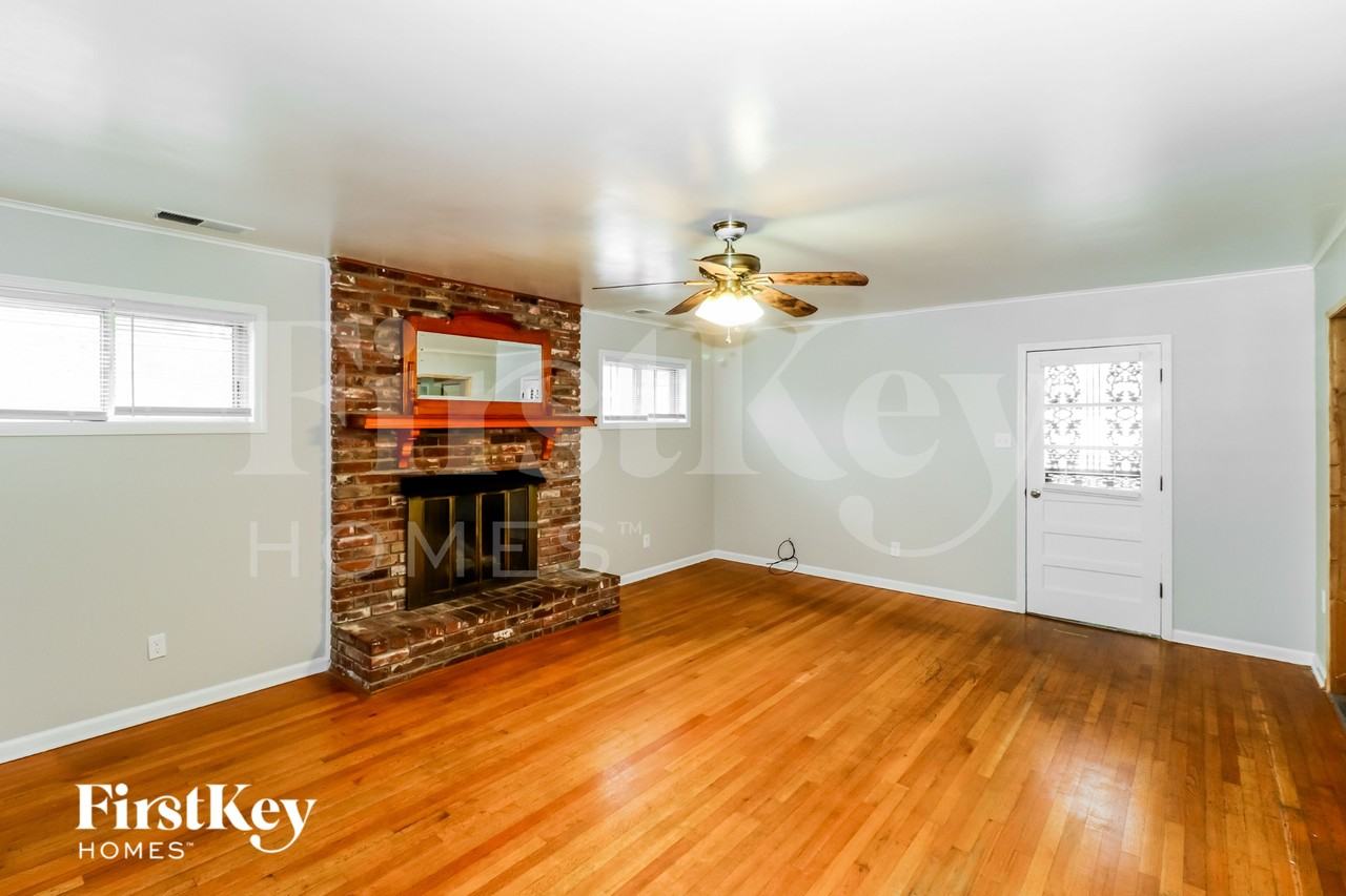 561 Herzl St - Photo 3 of 14