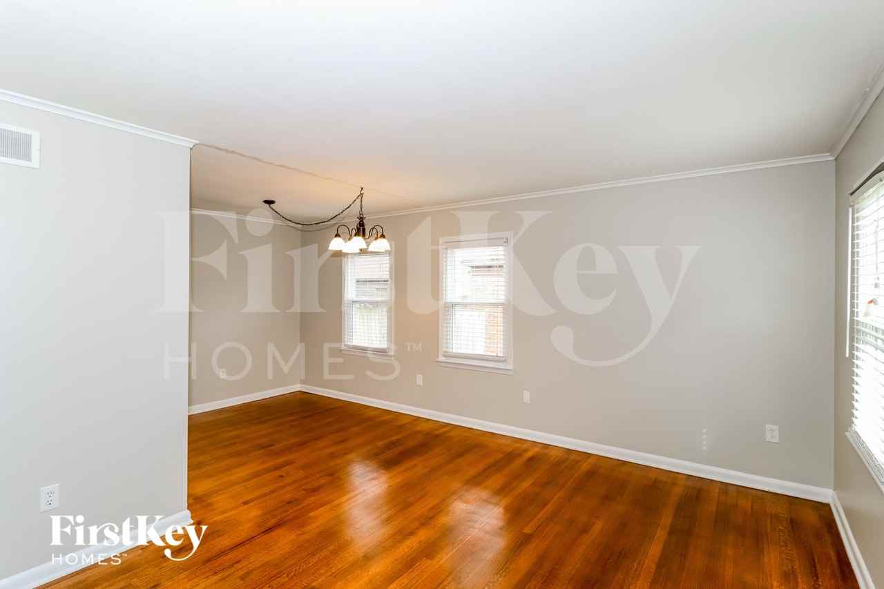 561 Herzl St - Photo 4 of 14