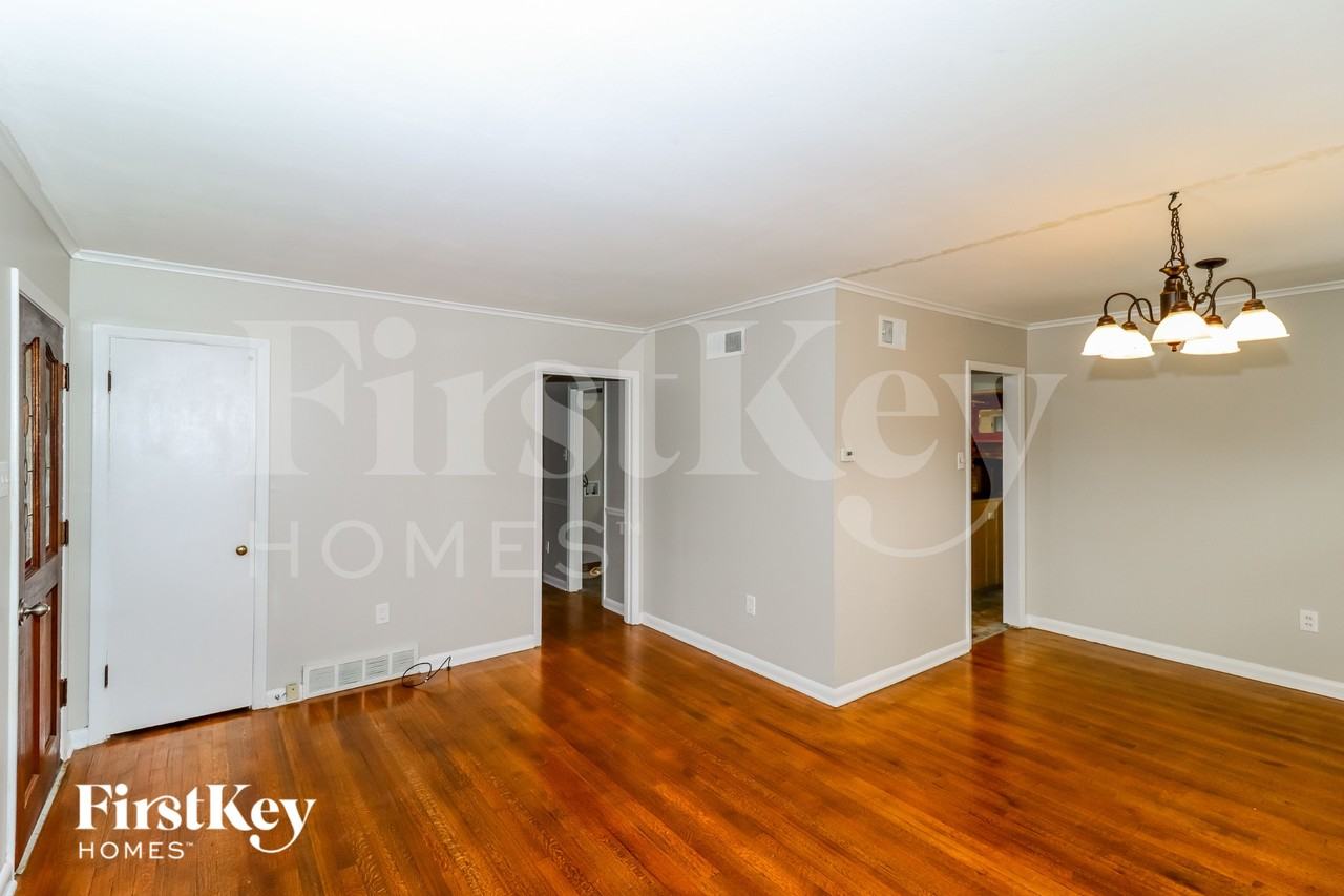 561 Herzl St - Photo 5 of 14