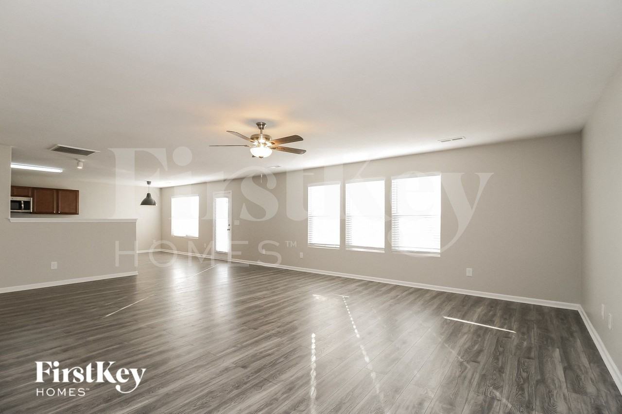 4725 Tuliptree Dr - Photo 3 of 15