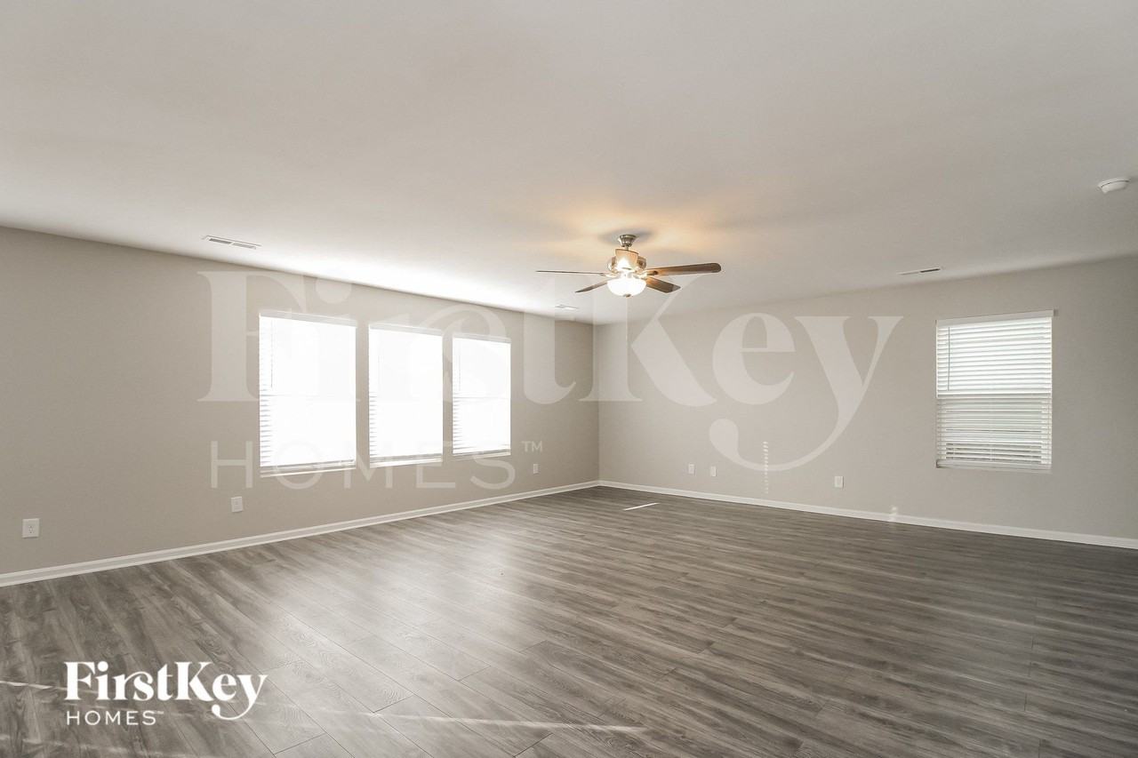 4725 Tuliptree Dr - Photo 4 of 15