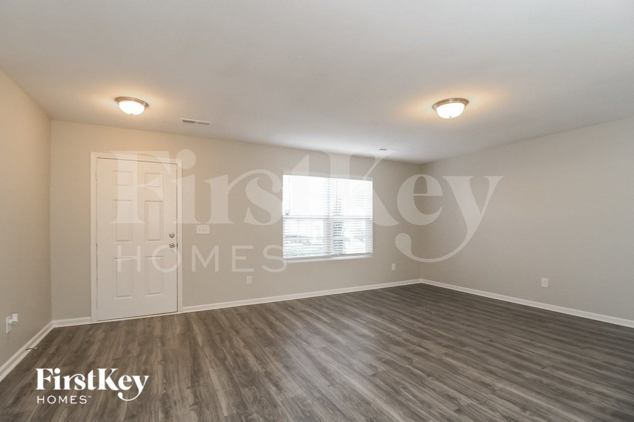 4725 Tuliptree Dr - Photo 5 of 15