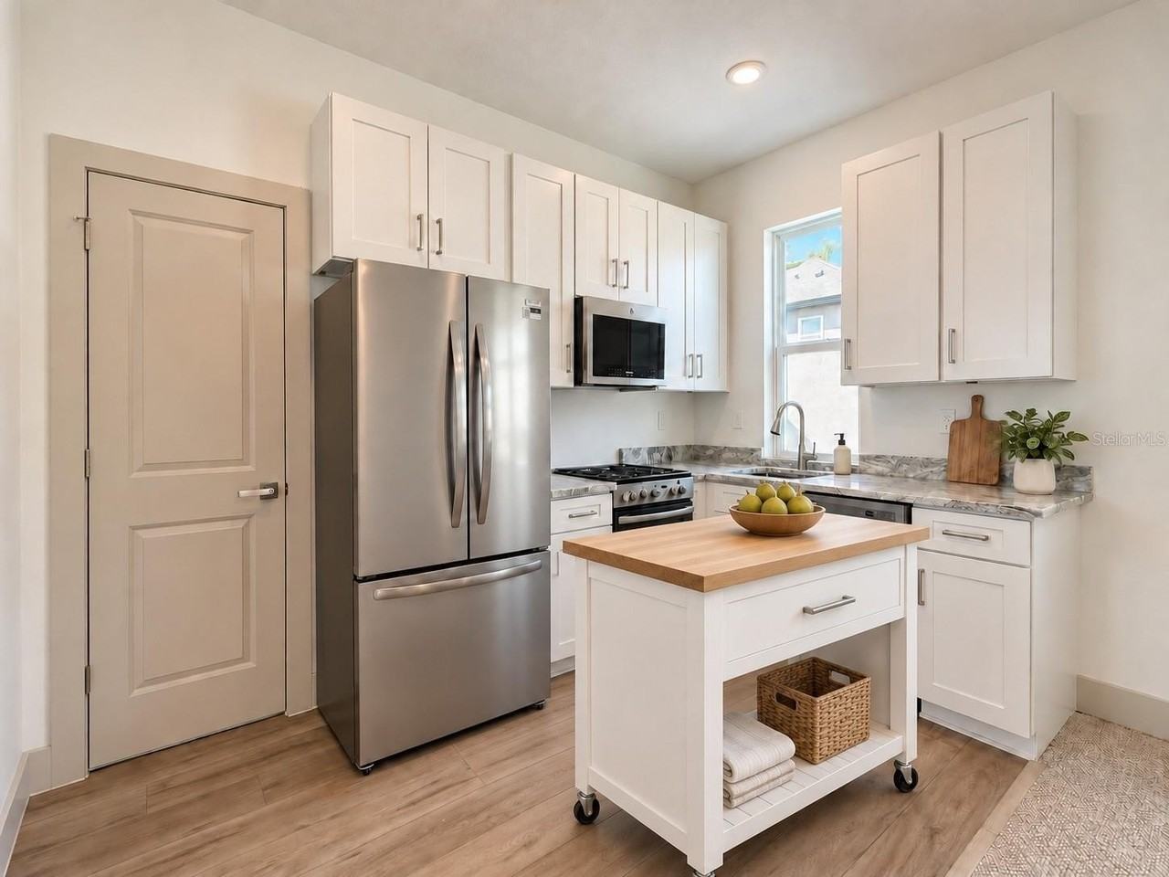 724 Ellwood Ave #B - Photo 6 of 20
