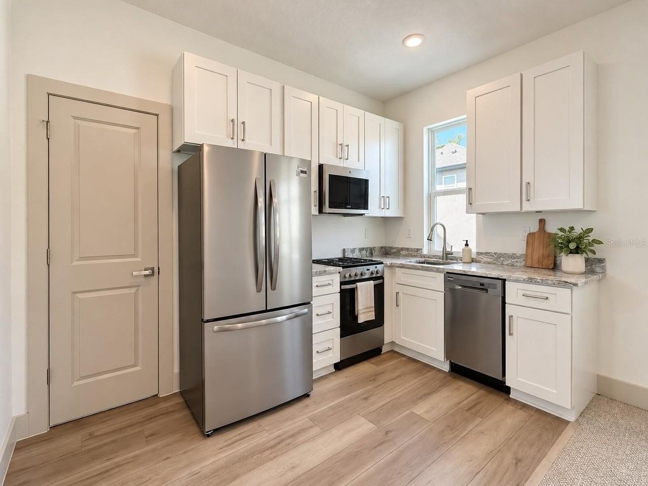 724 Ellwood Ave #B - Photo 7 of 20